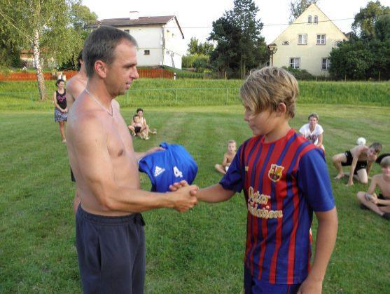 Broumovské mladší žáky na soustředění potrénoval bývalý fotbalový ligový brankář Karel Podhajský