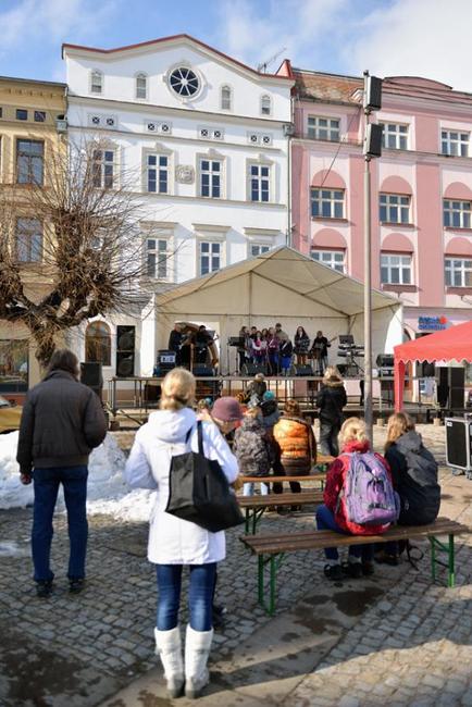 Návštěvníci velikonočního jarmarku oslavili příchod prvního jarního dne