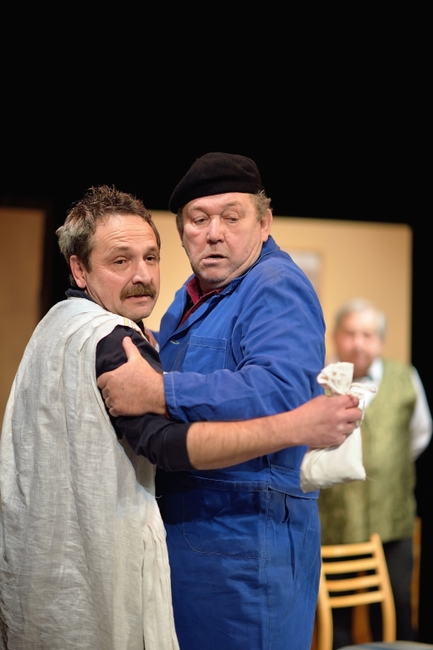 Divadelní soubor Divadlo Broumov sklidil ovace za premiéru francouzské komedie "Mátový nebo citron?"