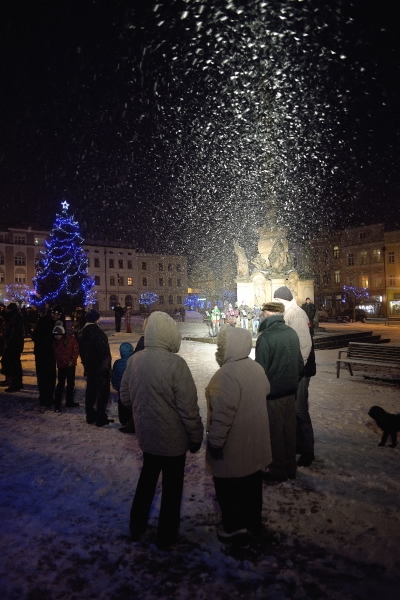 Broumovské náměstí ožilo díky živému betlému