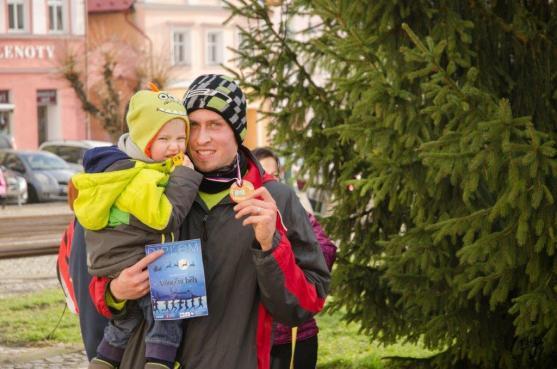 Vánoční běh Broumovem podpořil psí útulek