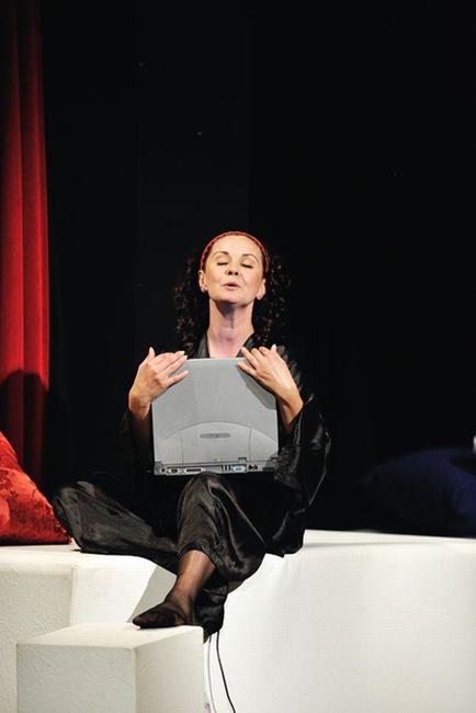 Hradecké Klicperovo divadlo uvedlo v Broumově hru Žárlivost