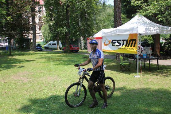 MTB TRILOGY: Po prologu a 1. etapě vede Hruška, druhý Vokrouhlík jel závěr etapy bez sedla