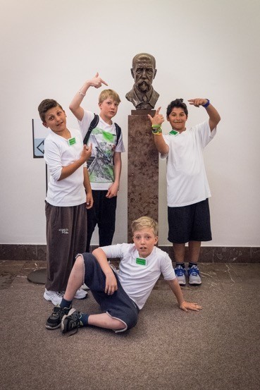 Mladí parkouristé - freeruneři z polického Sokola na promo akci v Poslanecké sněmovně