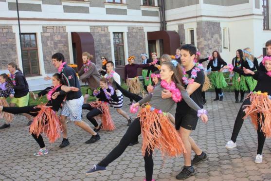 Vzpomínky jim nikdo nevezme. Studenti gymnázia se rozloučili se školou a spolužáky