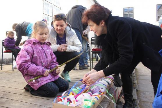 Hledání kuřátek přilákalo do kláštera téměř dvě stě dětí