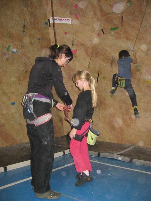 Členové broumovského horolezeckého kroužku poprvé startovali na lezeckých závodech