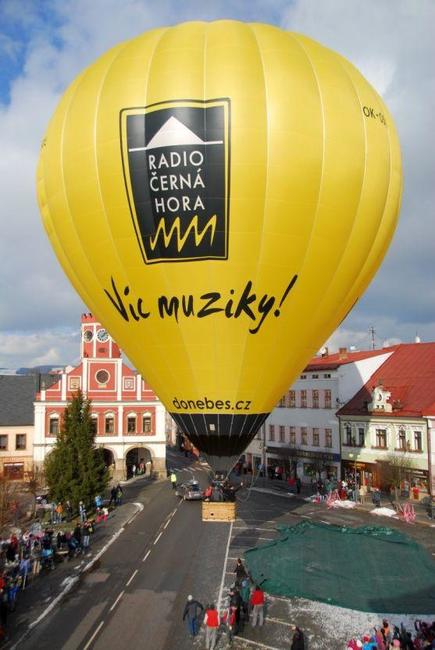 Odlet balónu z Police nad Metují odstartoval projekt 100 startů z českých měst