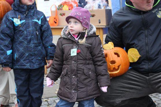 Na broumovském náměstí se dlabaly dýně už po osmé