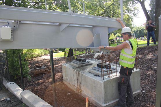 Lávka z Manor House k Hotelu Veba je na svém místě 