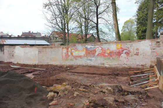 Pět měsíců stavebních prací v broumovském klášteře a jeho zahradě 