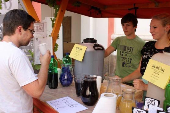 Burčákobraní se vydařilo, přišly stovky lidí… V sobotu bude klášter zvát na Podzimní trh 
