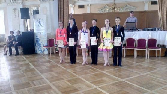 Broumovské taneční páry se zúčastnily dvou soutěží. Vzorně reprezentovaly město a domů si odvezly cenné kovy 