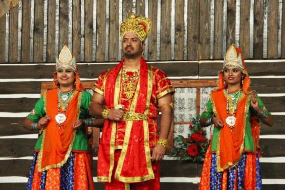 Světové folklorní soubory nečekaně překvapí Hronov, Náchod a Ratibořice 