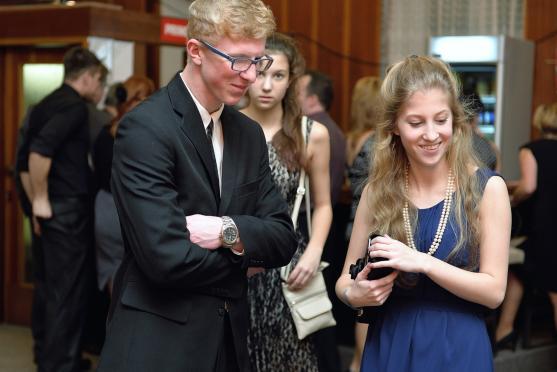 Na Plese města Broumova se kromě tance i žonglovalo. K vidění byla i UV show 