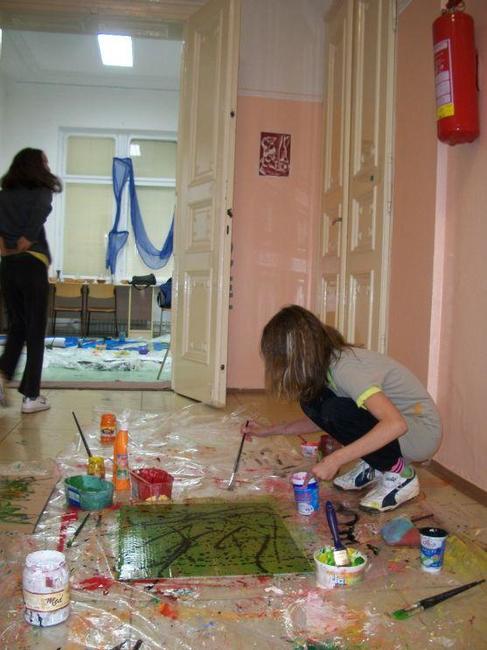 Ohlédnutí za Ateliérem Martiny Váňové věnovaném akční malbě 