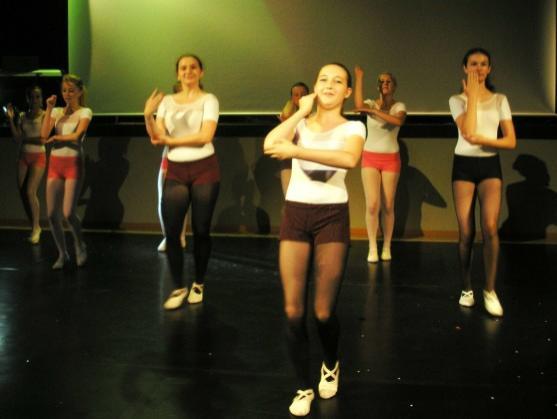 Broumovská Základní umělecká škola ukončila školní rok a mladé tanečnice i zpěváci okouzlili rodiče 