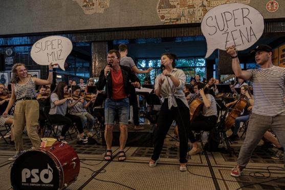 Při koncertním benefičním turné po nádražích muzikanti z Police Symphony Orchestra vybrali pro Plešouny přes sto tisíc korun 