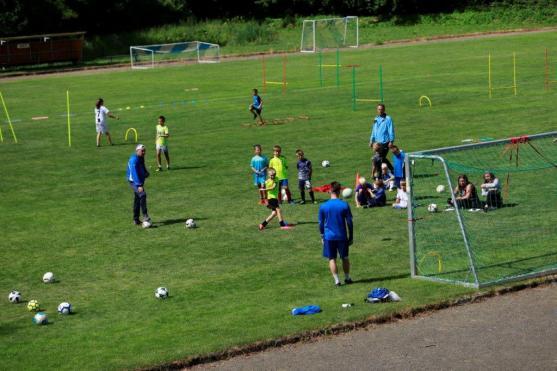 Na fotbalovou školičku přijel legendární sparťan a bývalý reprezentant Horst Siegl 