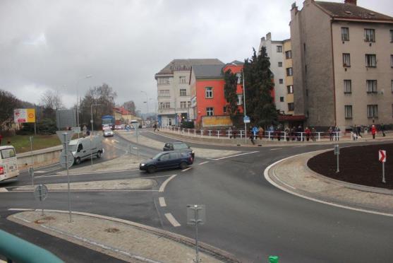 Nový kruhový objezd urychlí průjezd městem. Při slavnostním otevření se všichni shodli, že Náchod obchvat města potřebuje