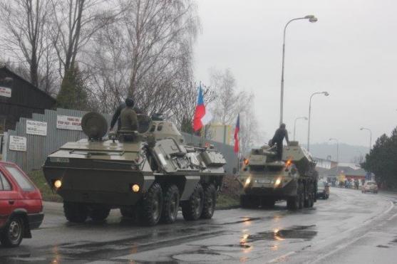 Američané do Náchoda pospíchali. Podél silnic je vítaly davy lidí