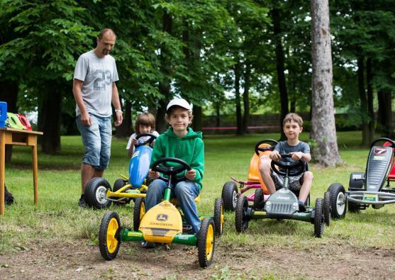 Soutěž českých a polských týmů zahájila sobotní program Broumovské pouti. Vyhrál domácí tým