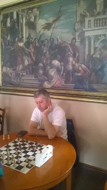 Broumovskou klášterní Kreslírnou znělo: šach - mat