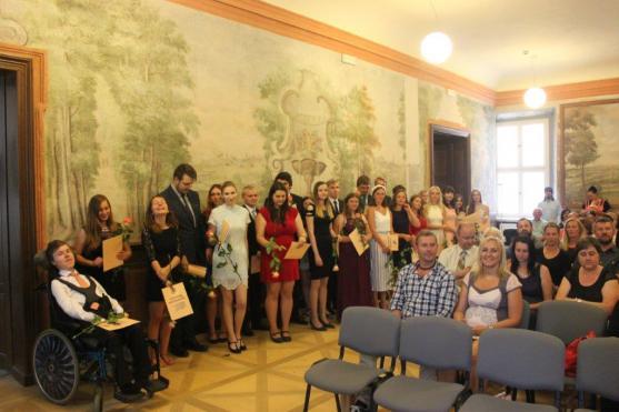 Absolventi Gymnázia Broumov převzali maturitní vysvědčení
