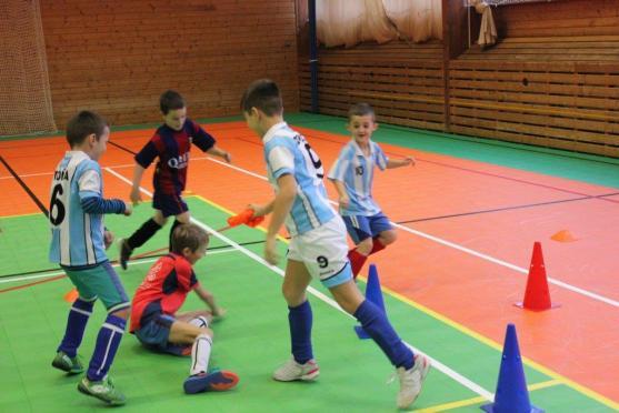 Fotbalová přípravka Slovanu Broumov strávila nedělní dopoledne s Létajícími trenéry