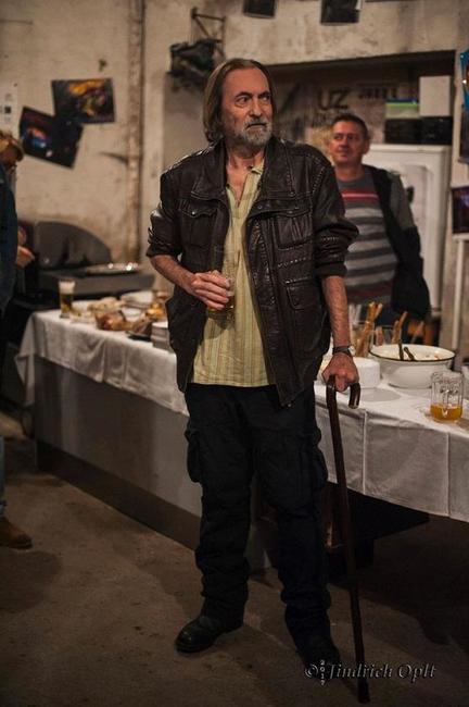 Výstavu Okuje ještě žhavé v undergroundovém klubu Eden uvedl básník Jaroslav Erik Frič