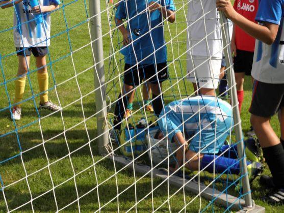 Broumovské mladší žáky na soustředění potrénoval bývalý fotbalový ligový brankář Karel Podhajský