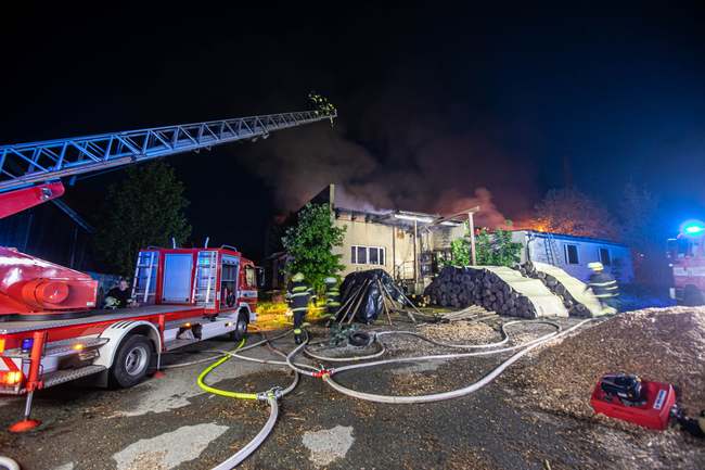 Zemědělská budova celá vyhořela. Škoda je v milionech korun