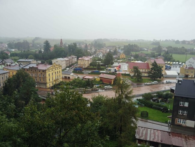 Metuje v Maršově na 3. stupni. Stěnava se vylévá z břehů