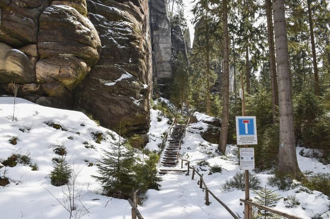 Zřícená skála odhalila doupě druhohorních živočichů