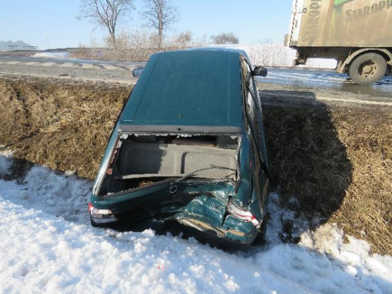 Nákladní vůz nejde jen tak zastavit. Osobní vůz vyjíždějící z vedlejší silnice byl moc pomalý