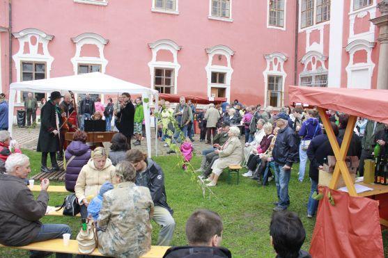 Během Broumovského vinobraní se pilo i soutěžilo