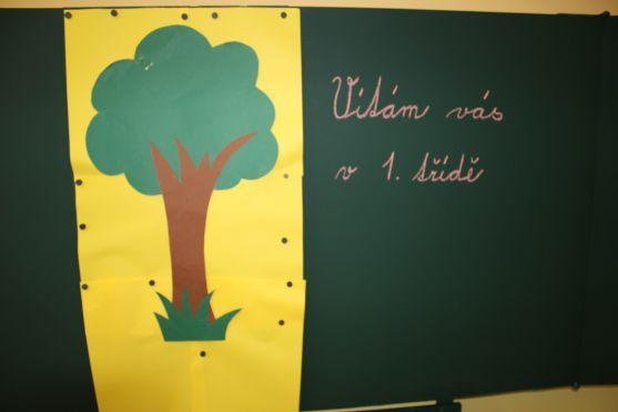 Přes 110 prvňáčků včera v Broumově usedlo do školních lavic