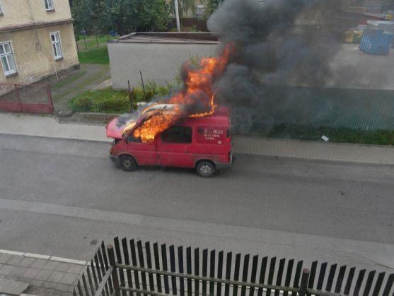 V Broumově hořela dodávka. Příčiny požáru se vyšetřují