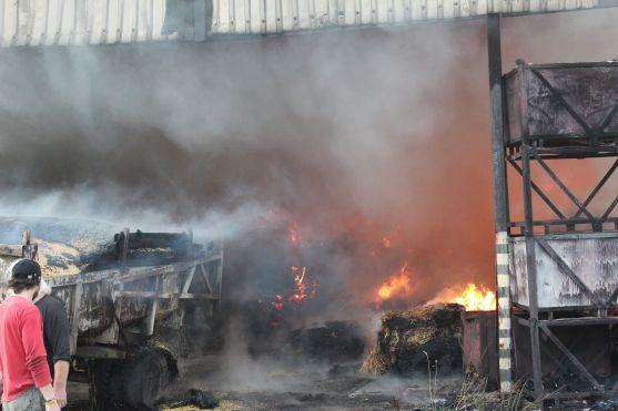 V Dolních Teplicích hořel sklad slámy