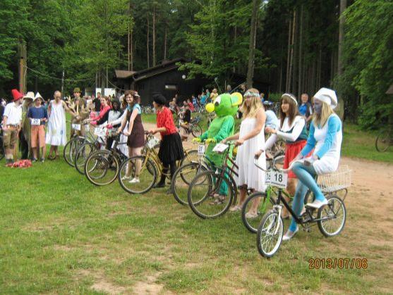 Večerníčkové postavy závodily v Martínkovicích na starých kolech