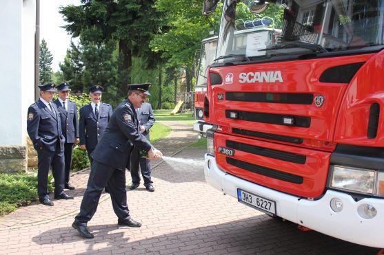 Dobrovolní hasiči z Veby Broumov převzali nadstandardní hasičskou cisternu