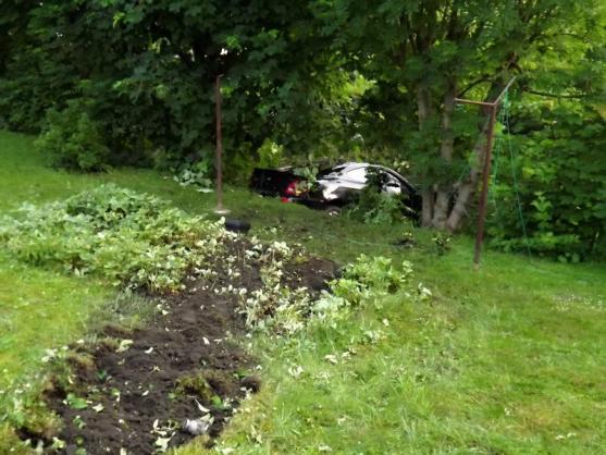 Auto skončilo nad potokem. Řidič i spolujezdec od nehody utekli