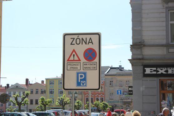 V centru Broumova nově platí změna přednosti v jízdě