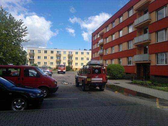 V panelovém domě byl cítit plyn. Hasiči zajistili unikající propanbutanovou lahev