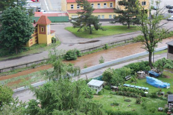 Broumovsku se zatím kritický stav velké vody vyhnul. Na Metuji však byl ráno stav ohrožení