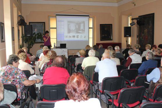 Studenti převzali osvědčení. Skončil druhý rok Univerzity třetího věku v Broumově