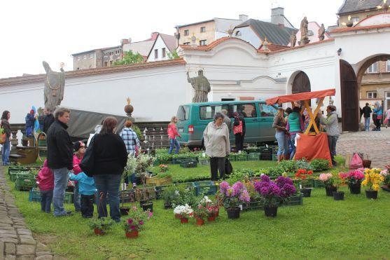 Jeden pes z útulku na trhu v klášteře získal nového majitele. Jeden ale zase přibyl