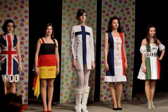 Herce na pódiu Městského divadla v Broumově vystřídaly modelky