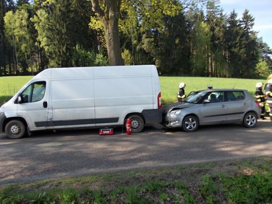 Během jedné hodiny se včera na Broumovsku staly dvě dopravní nehody