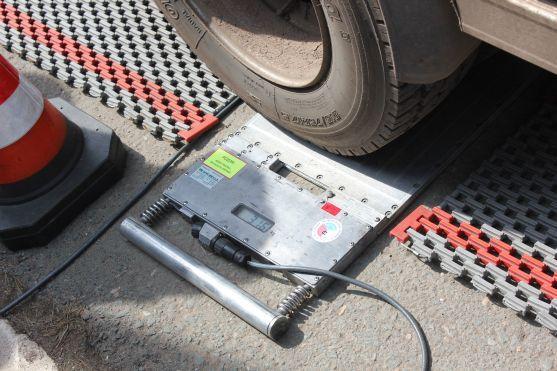 Policisté kontrolovali v Broumově správnou váhu nákladních automobilů